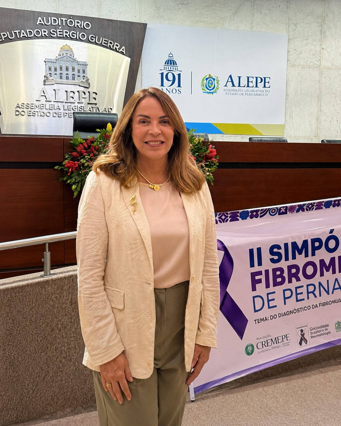 Dra. Lilian Valadares em atendimento no consultório